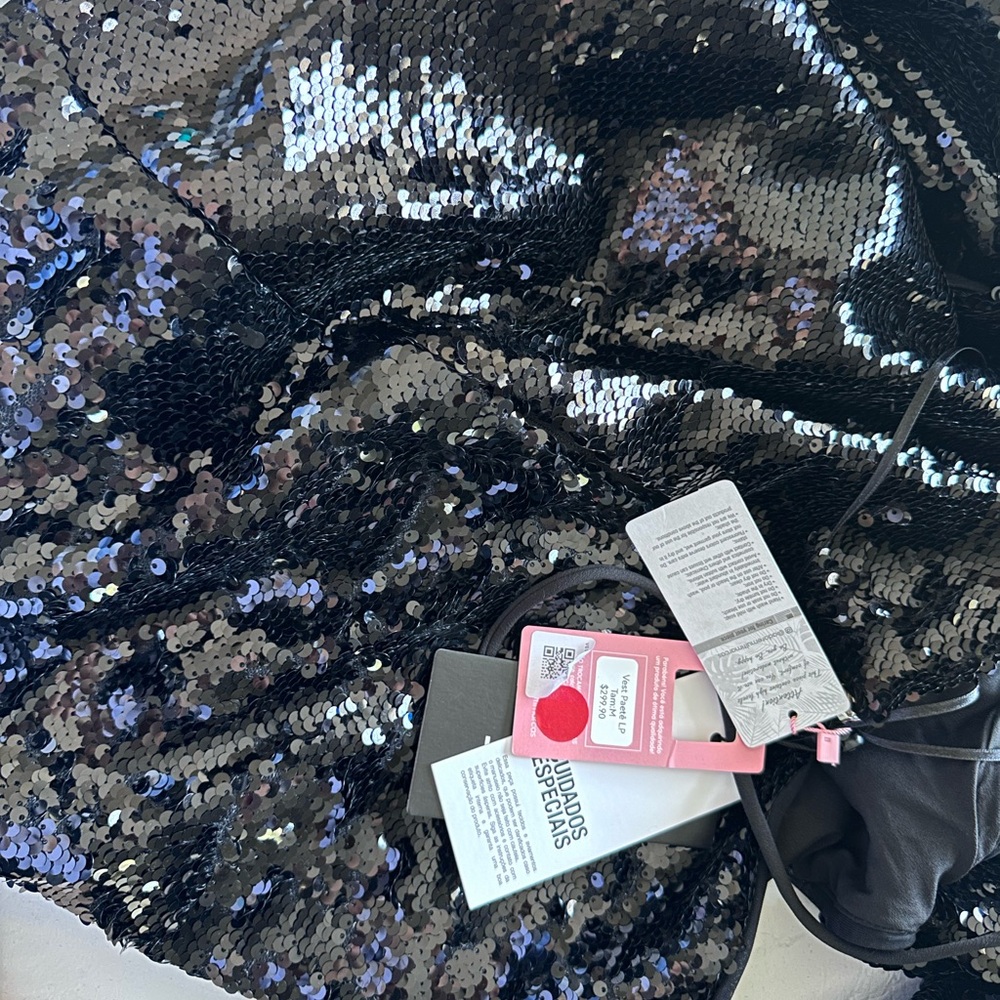 Mini dress, with sequins, black color, never worn. Size M